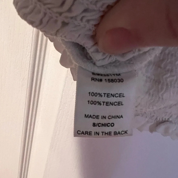 Love tree sz small off shoulder crop top. White with non functioning buttons. - Picture 5 of 6